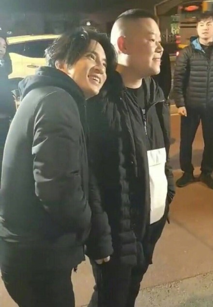 网友偶遇薛之谦、岳云鹏：亲切打招呼，小岳岳现场表演《五环之歌》