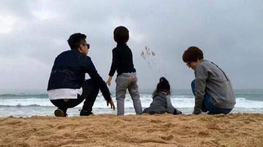 邓超微博分享照片：邓超、孙俪携儿女出游！父子母女组合温馨十足