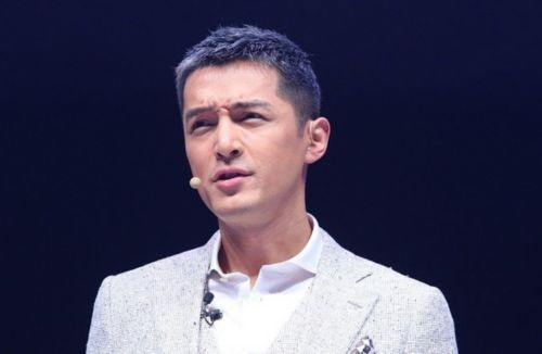 网友晒出胡歌板寸“奶奶灰”色帅照：干练清爽看上去更是帅气逼人