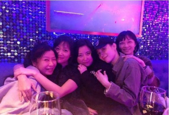 徐静蕾在微博晒出与宋佳、博学小姐，水蜜桃等博客女王的聚会照片