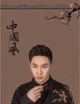 释小龙中国风写真：刺绣西装，黑纱飘扬，展示着东方男子独特魅力
