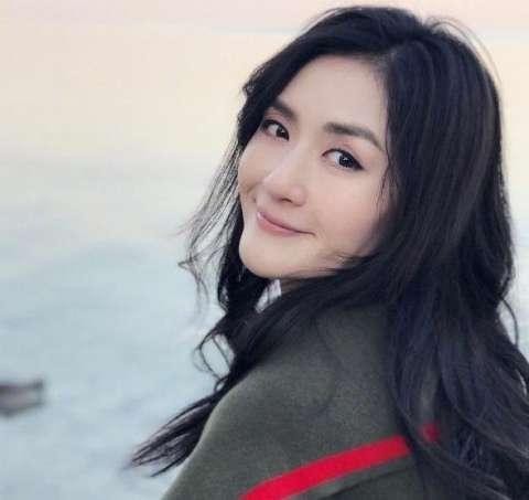 谢娜微博粉丝正式破亿晒出美照：发福利感谢粉丝对她的关注和支持