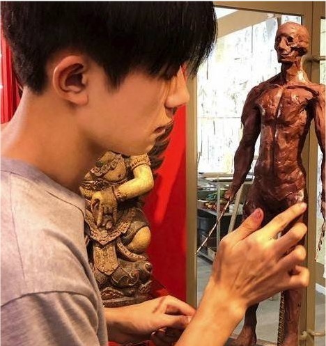易烊千玺晒出做泥塑照片：认真做泥塑的易烊千玺散发浓重艺术气息