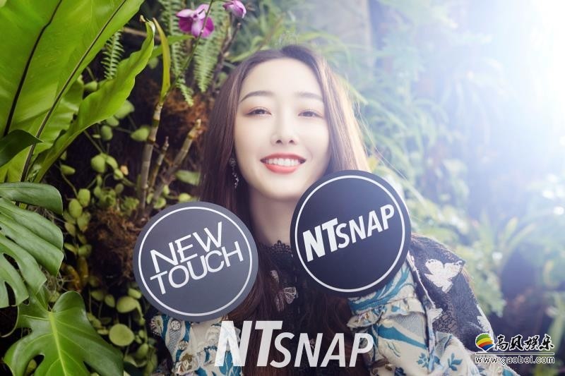 蒋梦婕NTSnap大片：棕色卷发造型甜美，笑容明媚，造型百变气质