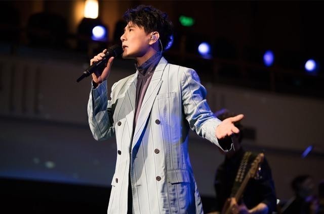 张信哲为了现场录音开唱：每天山间快走90分钟，将体态减到65公斤