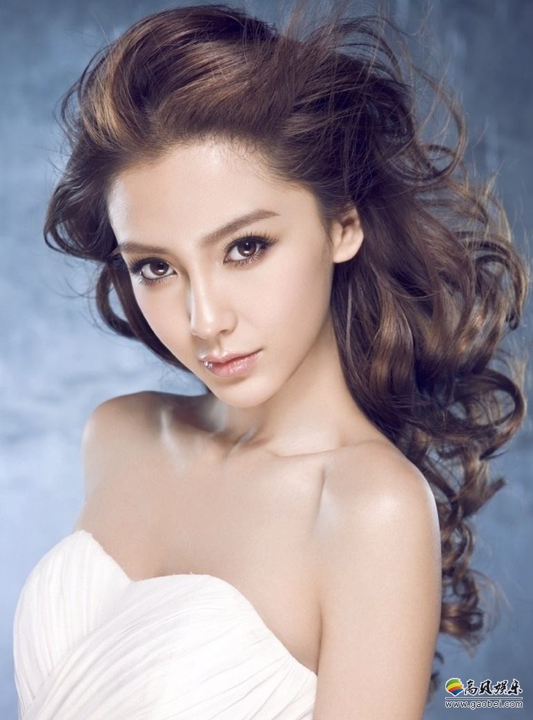 angelababy晒出化妆视频：展现了自己从素颜到化妆后的整个过程