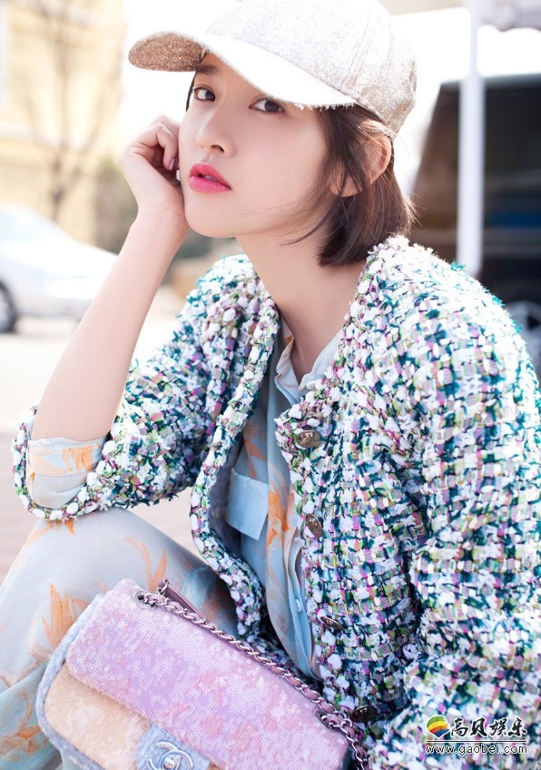 唐艺昕最新春游少女写真：身穿雪纺度假风长裙，小露美腿性感吸睛