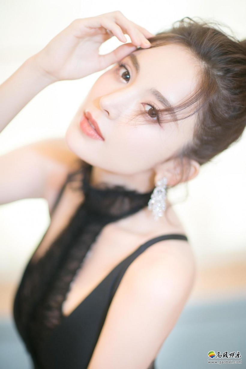工作室晒出参加活动美图：娜扎身穿黑色露背鱼尾长裙，显凹凸身材