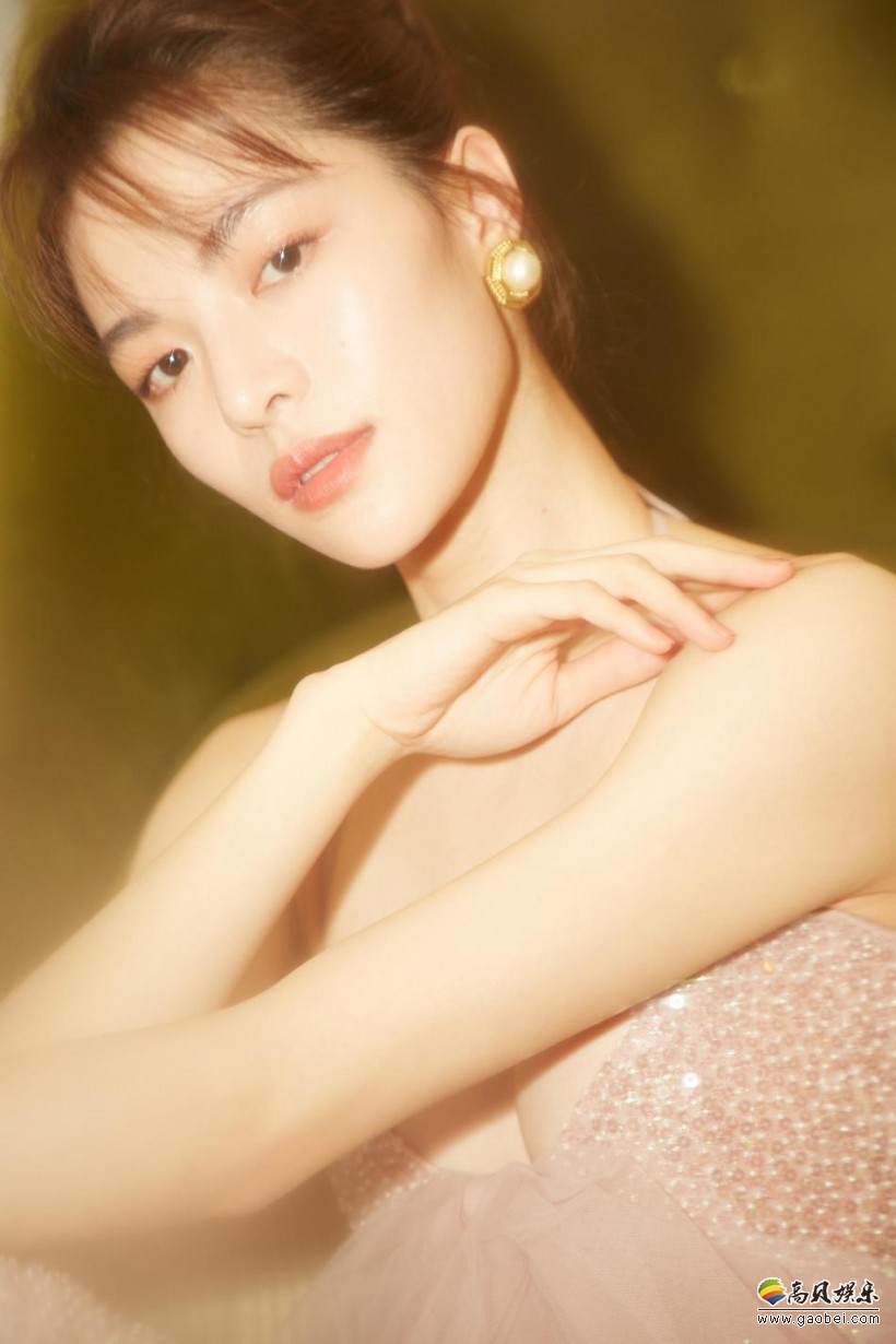“冯女郎”钟楚曦美照：浅粉色抹胸露肩礼服！美丽肩颈线魅力十足