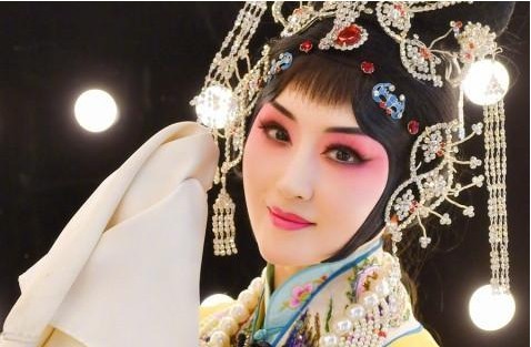 杨钰莹晒出北京卫视《传承中国》幕后花絮照：扮相甜美，温婉动人