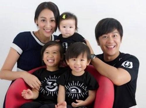 陈浩民娇妻蒋丽莎微博分享一家人幸福出游照片：一家五口幸福同框