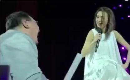 戴佩妮在某节目演唱歌曲邀请歌迷合唱：一位男歌迷冲上台大唱特唱