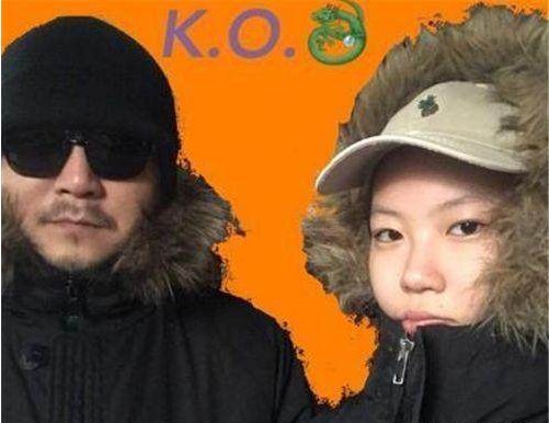 窦唯载着窦靖童骑摩托车现身街头画面曝光：两人都穿着朴素接地气
