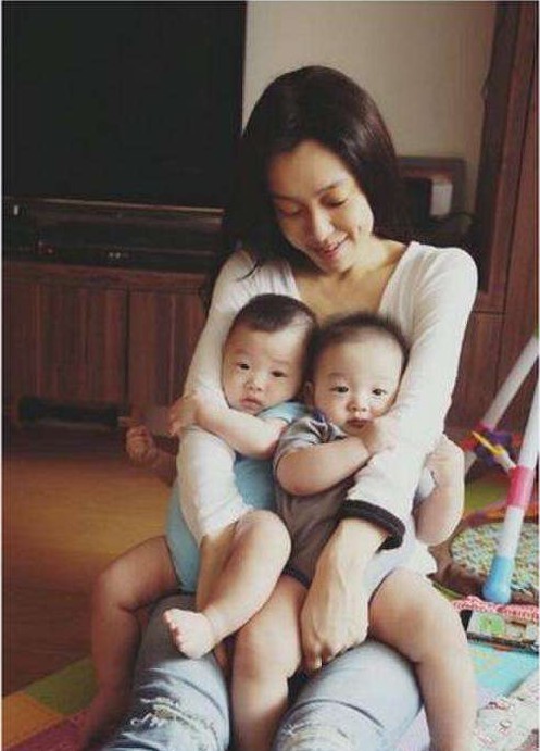 范玮琪晒出与两儿子玩风筝照片：紧搂孩子笑容满面，场面非常有爱
