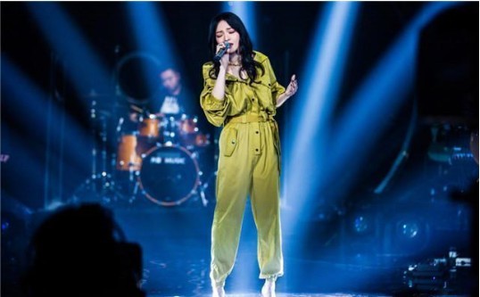 《我是歌手》播出画面出现多次提词器镜头：甚至观众反应都写上面