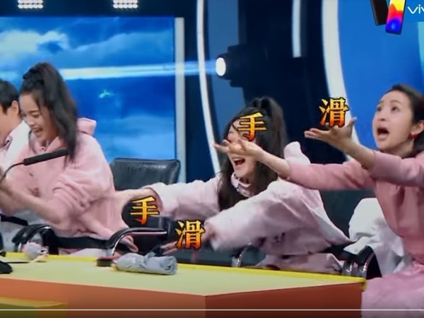 《王牌对王牌3》林依晨和张天爱组队玩游戏：帮队友遮雨，获得好评