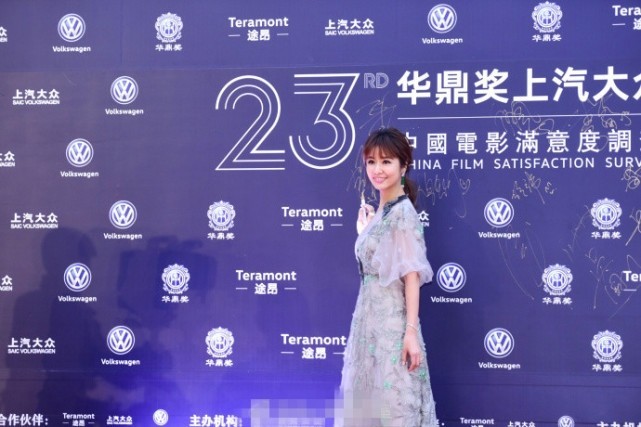 工作室晒出美照；林心如身穿深V裙，真空上阵，实力演绎优雅与端庄