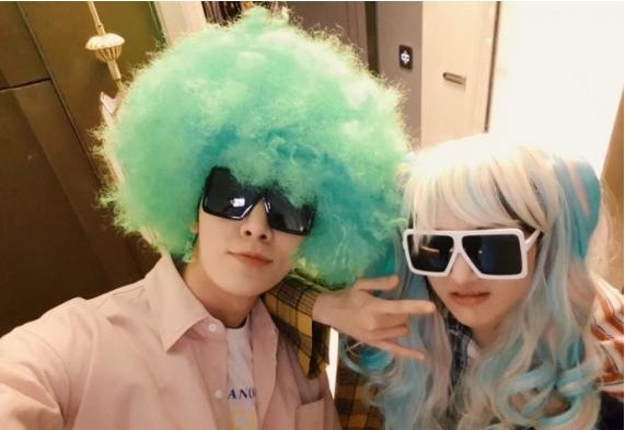 郑爽晒与英迪帕搞怪合影照：新剧《我的保姆手册》男主终于尘埃落定