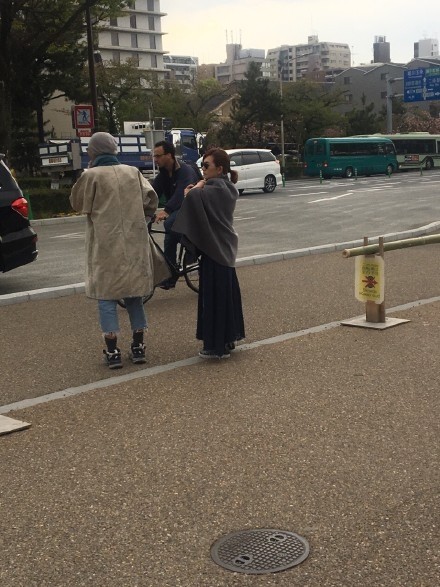 网友日本偶遇梁静茹：身旁站着一位神秘男子，两人似在一起同游日本