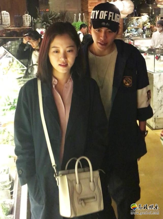 有杂志曝出王大陆与绯闻女友姜汉娜同逛水产品店照片：两人选购海鲜