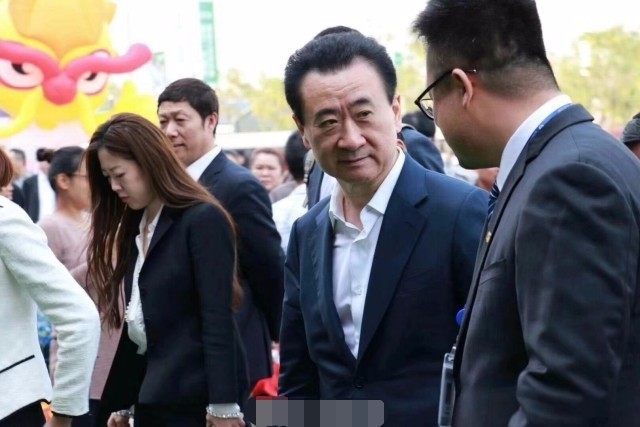 网友称在地铁偶遇王健林并曝出照片：也有网友医院偶遇王健林配眼镜