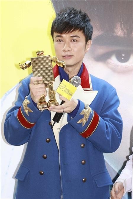 古巨基宴请TVB幕后人员：答谢他们为音乐特辑辛劳付出！吃特制长面