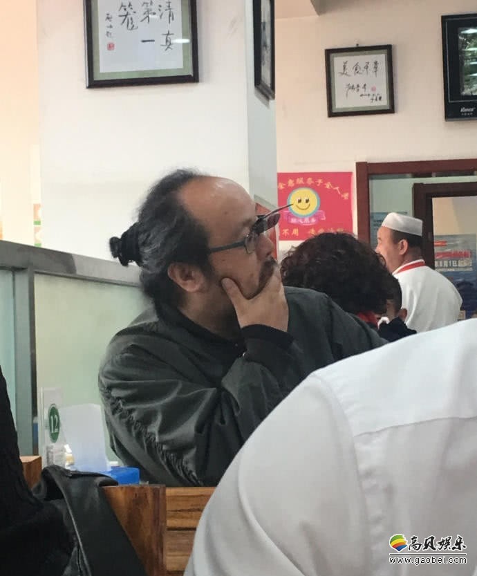 网友在普通饭店偶遇窦唯：照片中的窦唯衣着邋遢，头扎小辫造型不羁