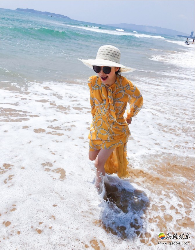 陶昕然海边休闲近照：休闲style心情大好，清凉夏日的气息扑面而来