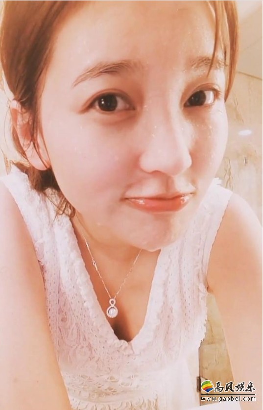 金莎发布洗脸小视频：身穿白色睡裙，刚洗完脸，面带水珠娇嫩欲滴