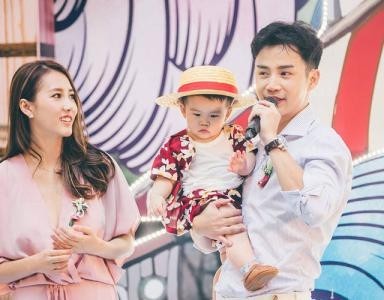 李茂晒出妻儿照：弦子与儿子暖暖躺在床上玩耍，母子互动画面温馨