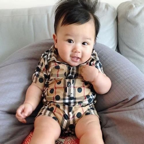 胡杏儿微博晒儿子可爱照：圆圆脸蛋，乌黑的眼睛，非常呆萌可爱