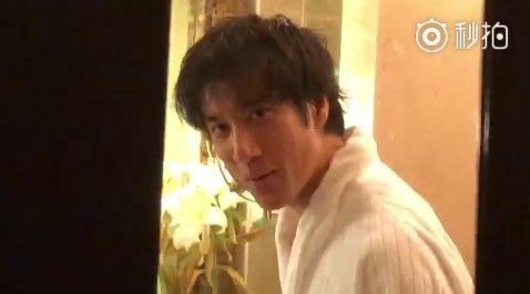王力宏和李靓蕾高调秀恩爱：王力宏赤膊上阵遭老婆无视隔空喊话