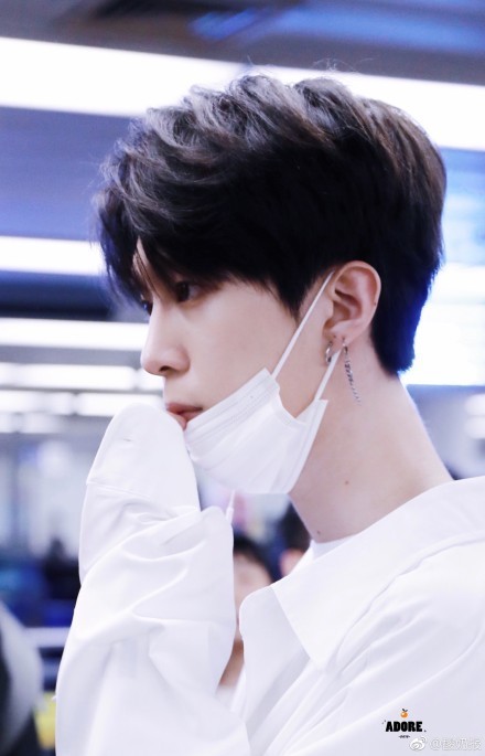 网友机场偶遇nine percent：范丞丞换回黑发亮眼，侧颜精致太迷人