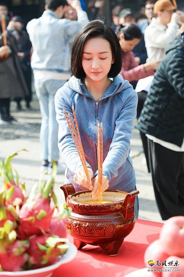 电视剧《芝麻胡同》北京开机：在开机仪式上，王鸥一头齐肩短发亮相
