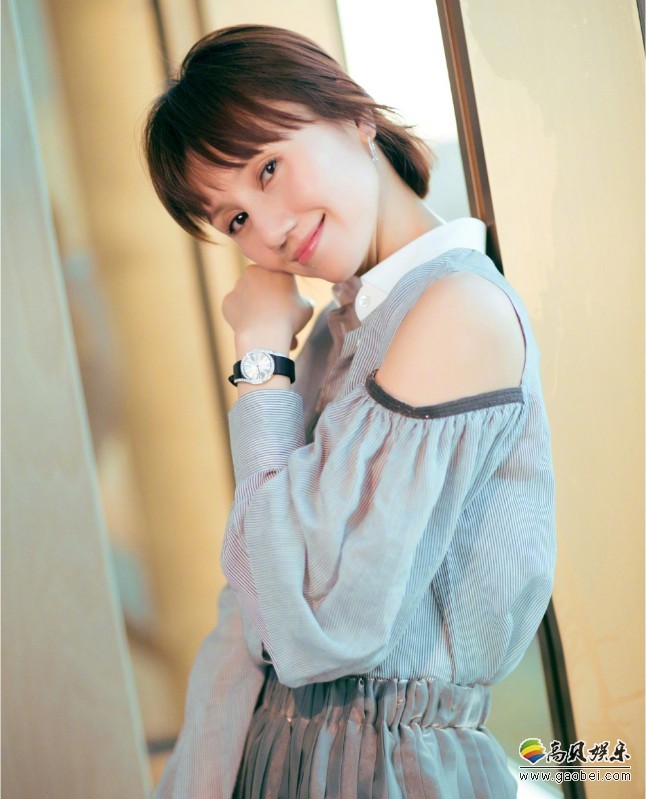 袁泉参加某时尚晚宴造型美照曝光；小露香肩尽显优雅气质，从容舒心