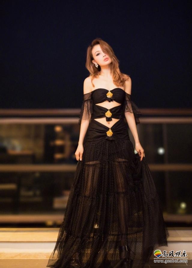 容祖儿晒出美照：黑色晚礼服，优雅不失精致，实力演绎性感与妩媚