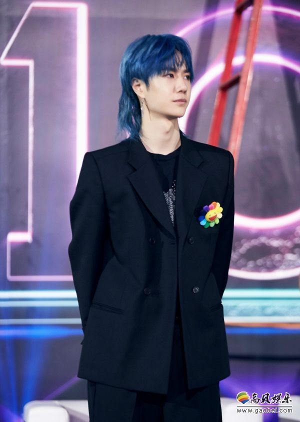 《创造101》发布会：舞蹈导师王一博“宽松学院风”制服惊艳亮相