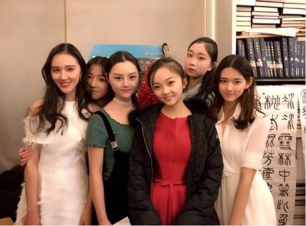 林妙可参加南艺汇报演出：晒出同班同学合影！身边围着高颜值同学