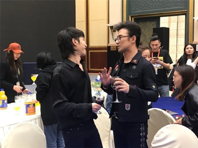 《歌手2018》总决赛：歌手比赛后的庆功宴！汪峰与华晨宇把酒言欢