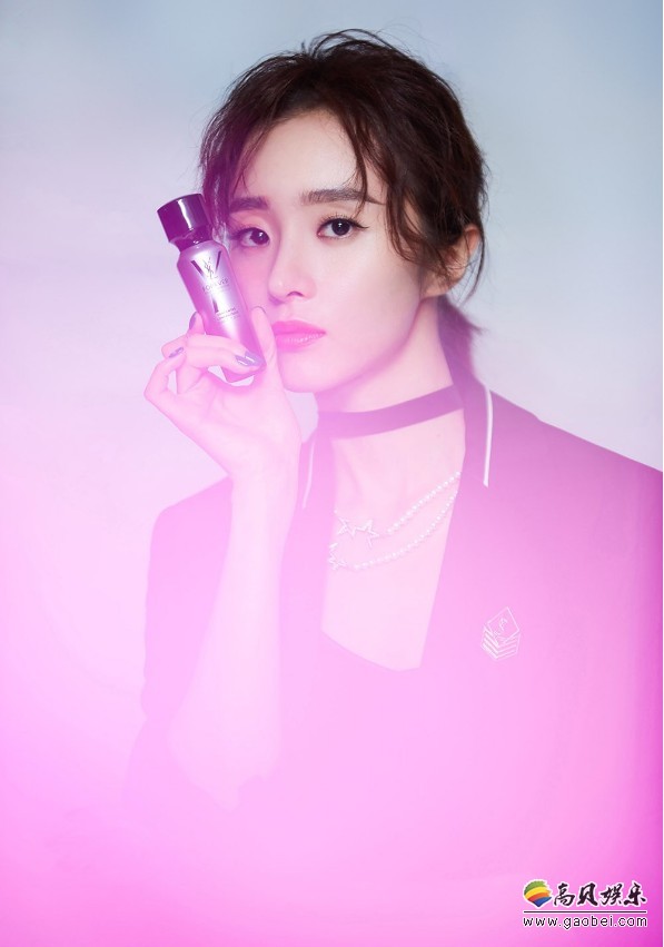 胡冰卿受邀参加某品牌活动：化身灵气“摇滚少女”彰显独特时尚魅力