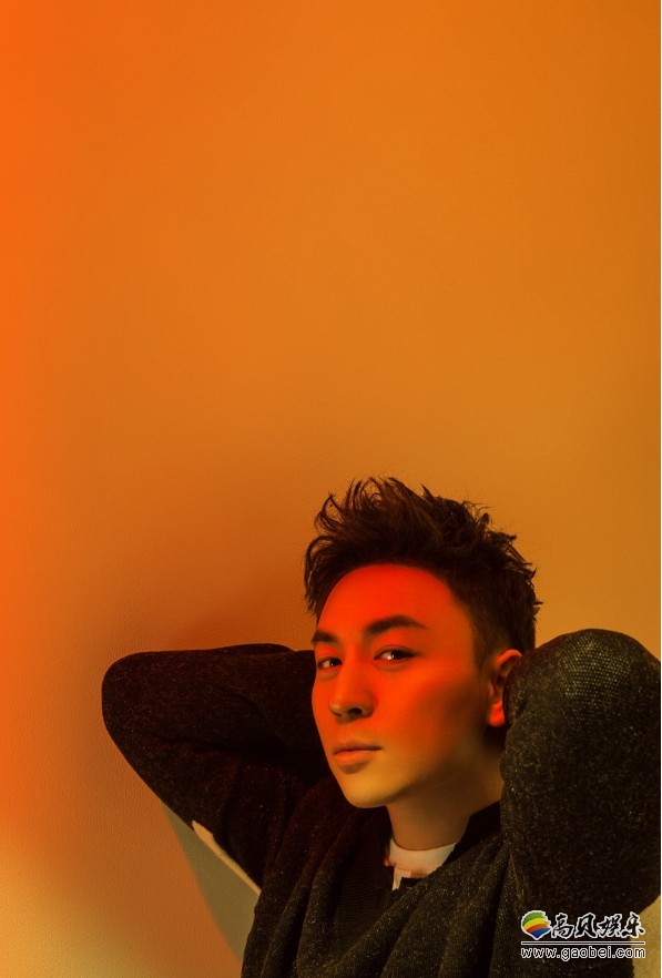 释小龙时尚休闲写真照：羽毛球场阳光休闲装，手握羽毛球拍酷帅养眼