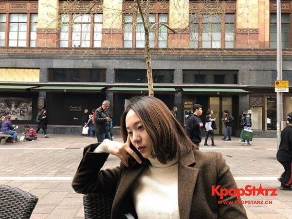 郑秀晶公开在英国的日常照 坐在英国街头露天咖啡馆酷帅又清纯