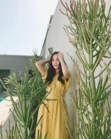 Jessica穿着黄色连衣裙披散下长发  犹如春日女神一般优雅