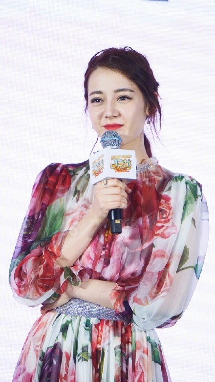 迪丽热巴出席电影《21克拉》发布会：现场分享购物狂女孩奇葩趣事