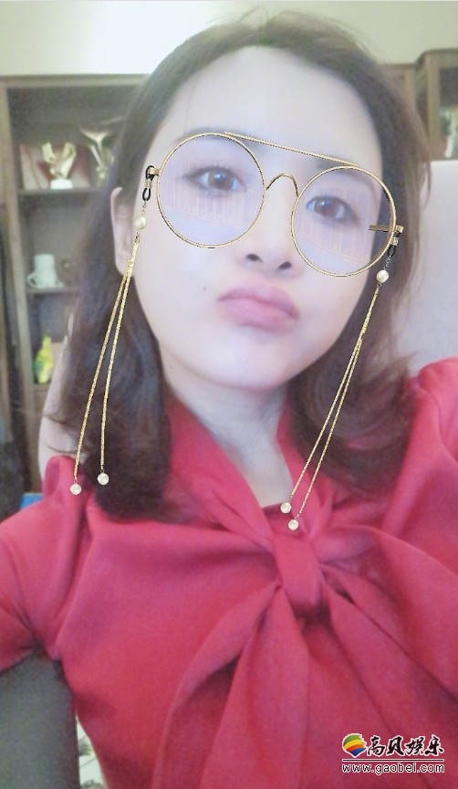 主播陈一发儿微博晒出一组自拍：称“努力练习只闭一只眼睛的自拍”