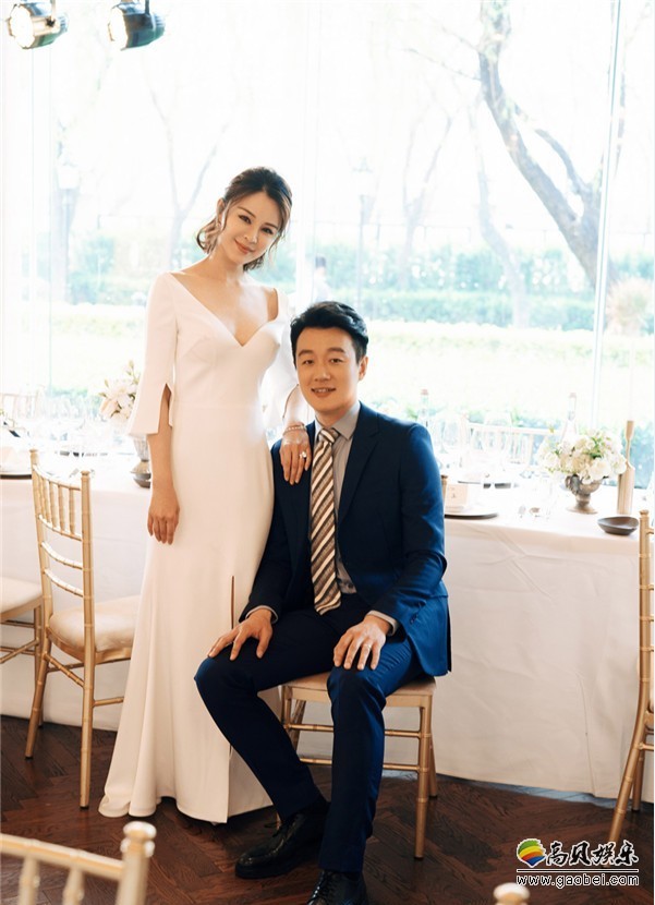 娱乐圈伉俪佟大为和关悦在北京某餐厅低调举行婚礼十周年庆祝派对