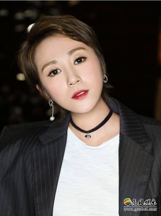 马丽微博晒出复古宫廷风写真：身着黑白印花套装，脚踩银色金属短靴