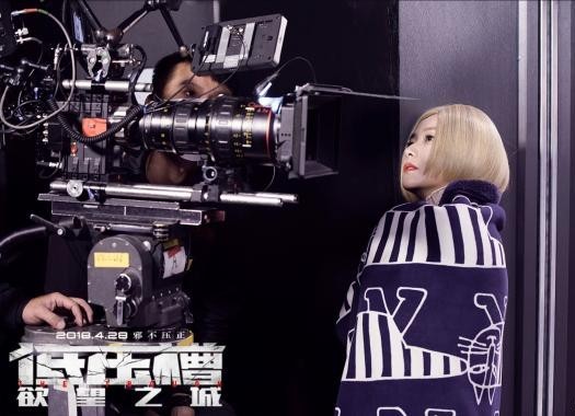 《低压槽：欲望之城》徐静蕾“最强女反派”版剧照：大胆尝试金黄发色