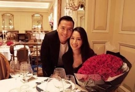 甄子丹晒出与爱妻汪诗诗同框照片：为老婆庆生，夫妻二人情侣装合影