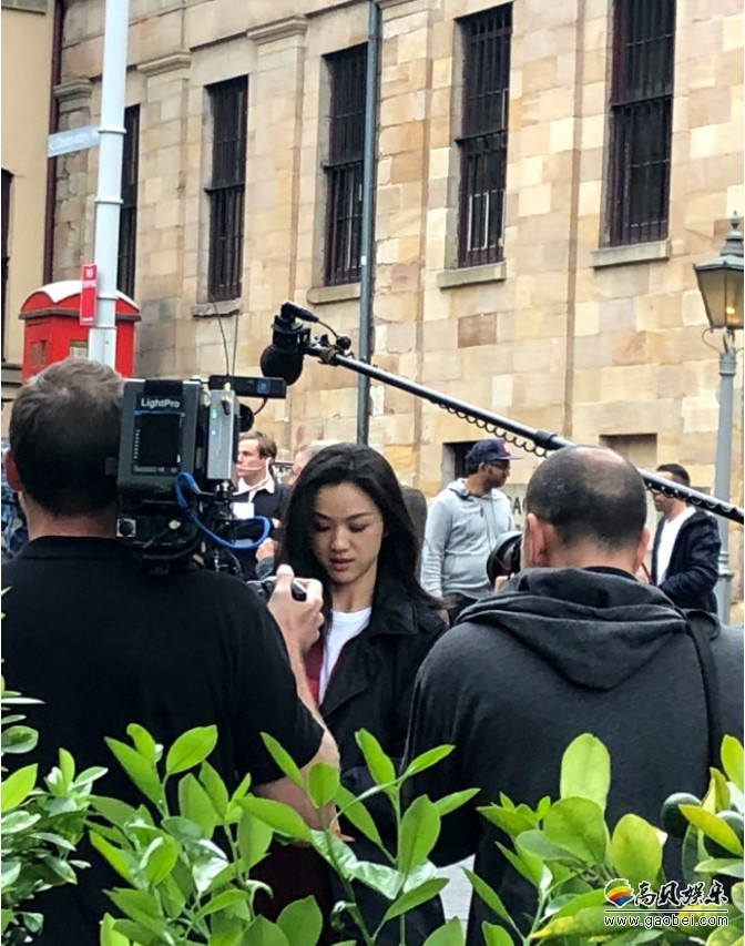 网友晒出悉尼街头偶遇汤唯照片：酒红色赛车服高帮黑皮靴，气场十足